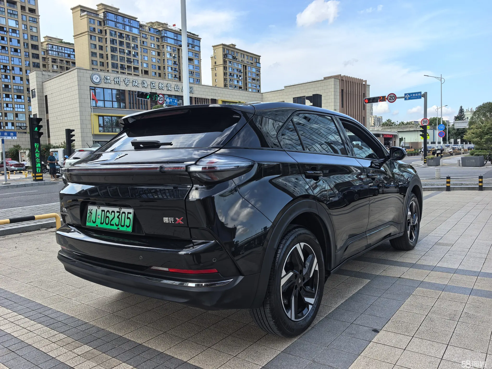 哪吒汽车 哪吒X 2024 汽车图片 #5