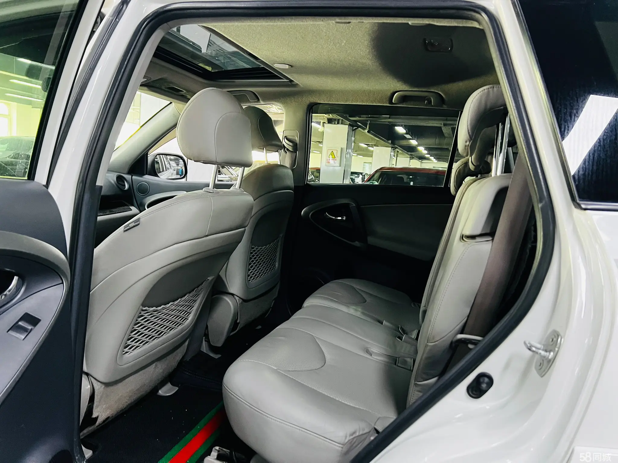 Toyota RAV4 2010 car image #5