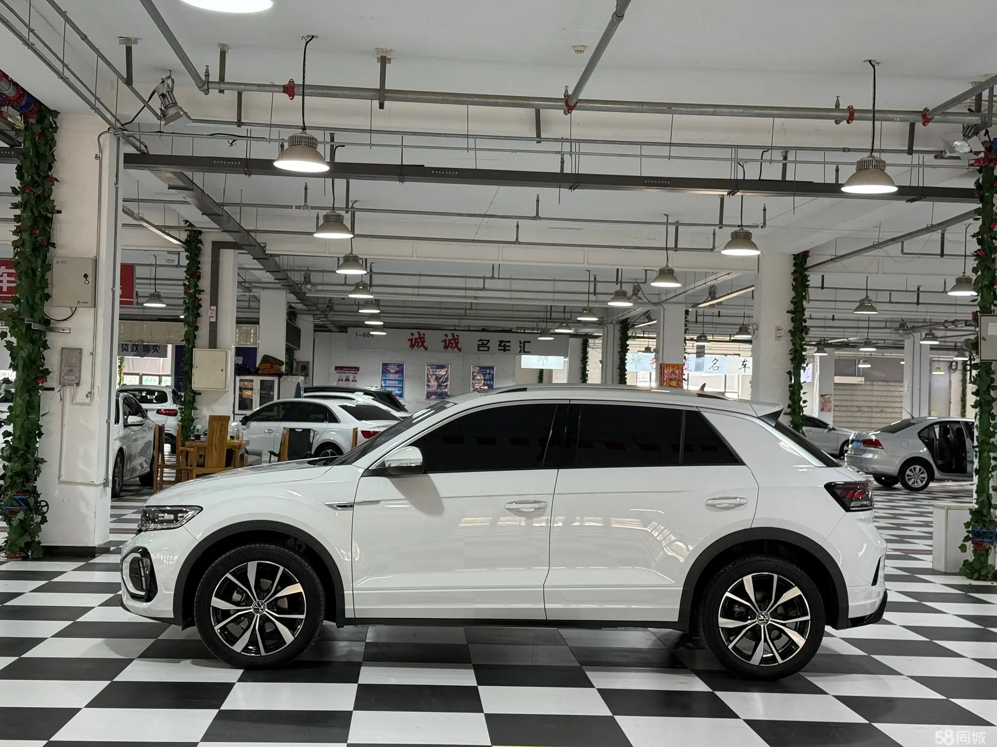 Volkswagen T-Roc 2024 car image #5