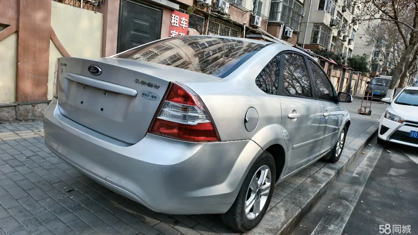 Ford Focus 2010 car image #5