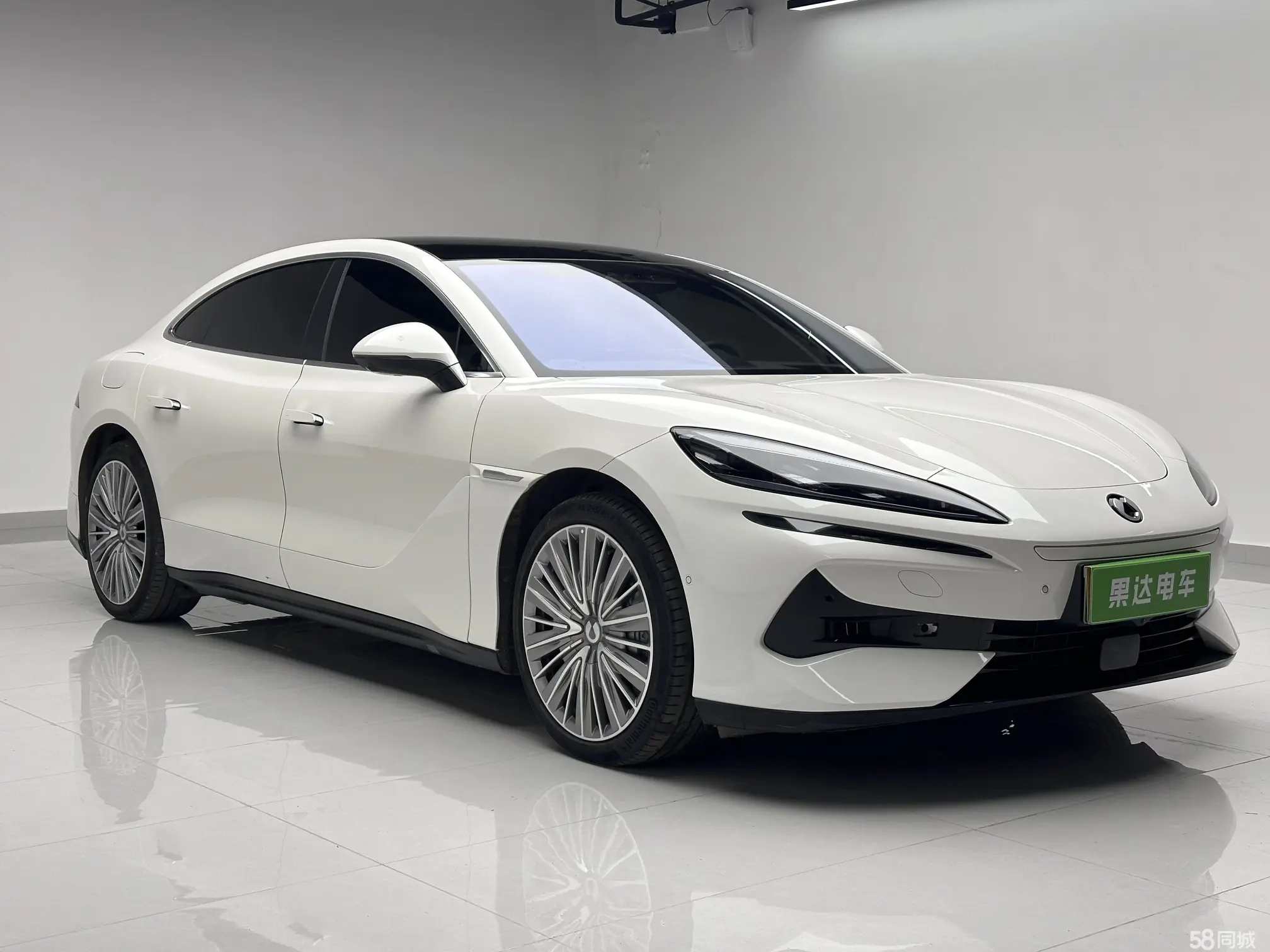 Denza Z9 2024 car image #5