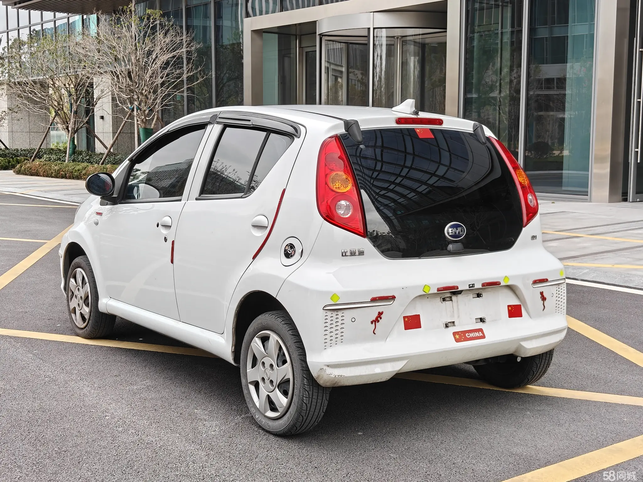 BYD e1 2020 immagine di auto #5