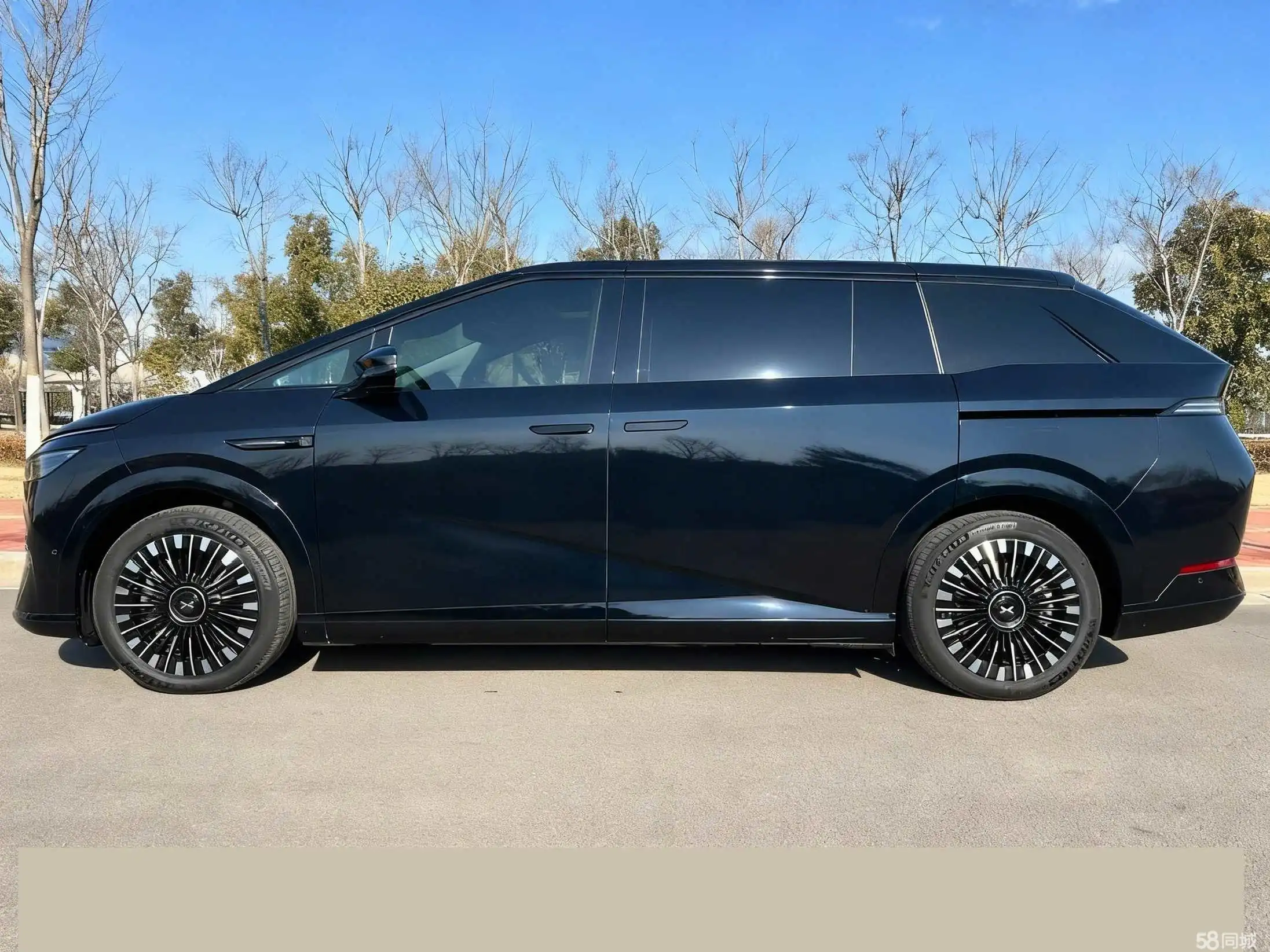 Xpeng X9 2025 car image #5