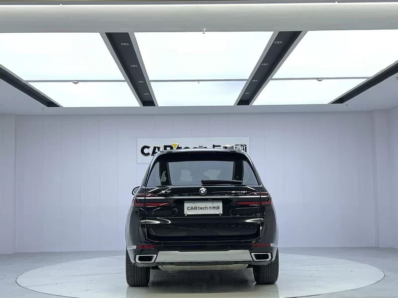 BMW X7 M60i 2023 car image #5