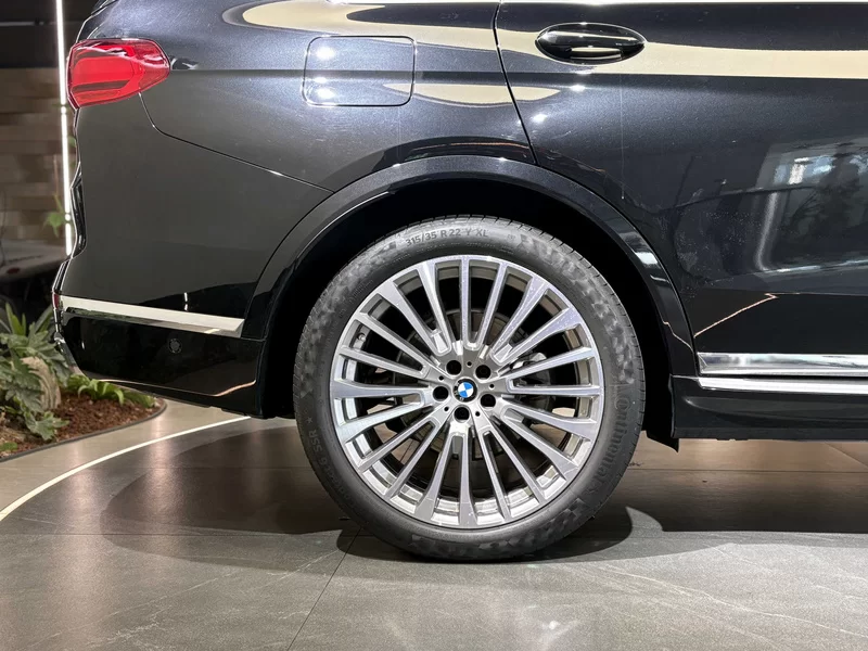 BMW X7 M60i 2020 car image #5