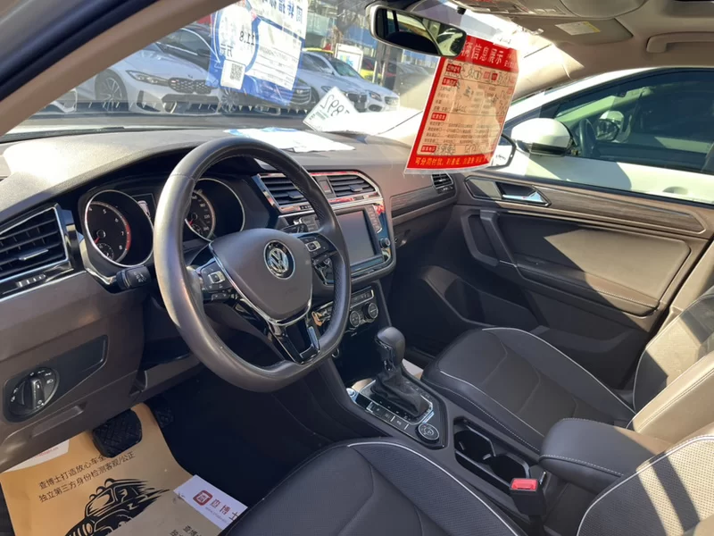 Volkswagen Tiguan L 2017 immagine di auto #5