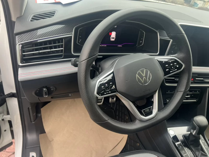 Volkswagen Tiguan L 2023 immagine di auto #5