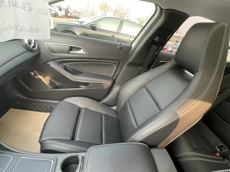 Mercedes-Benz GLA Class 2018 immagine di auto #5