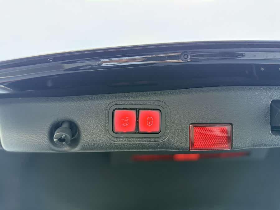 Mercedes-Benz E Class New Energy 2023 car image #32