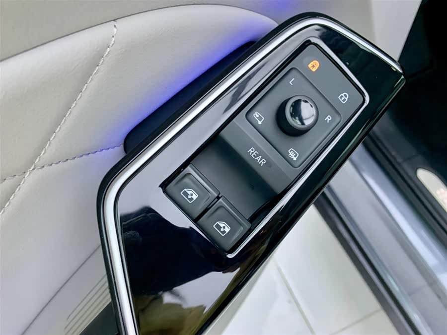 Volkswagen ID.6 X 2022 car image #32