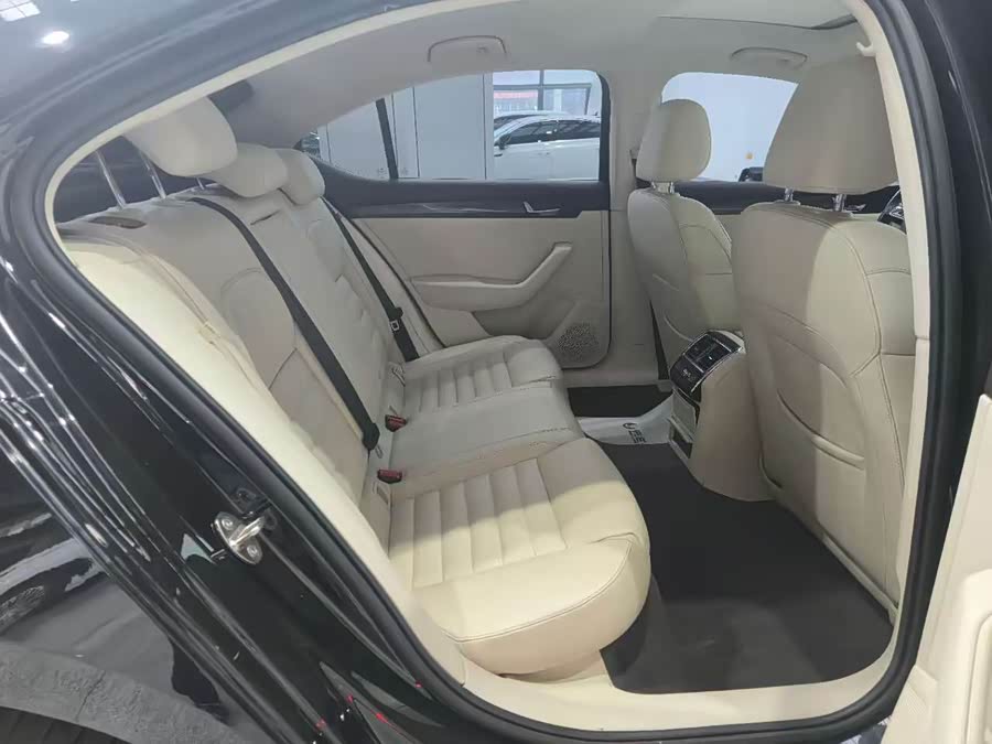 Skoda Superb 2016 car image #32