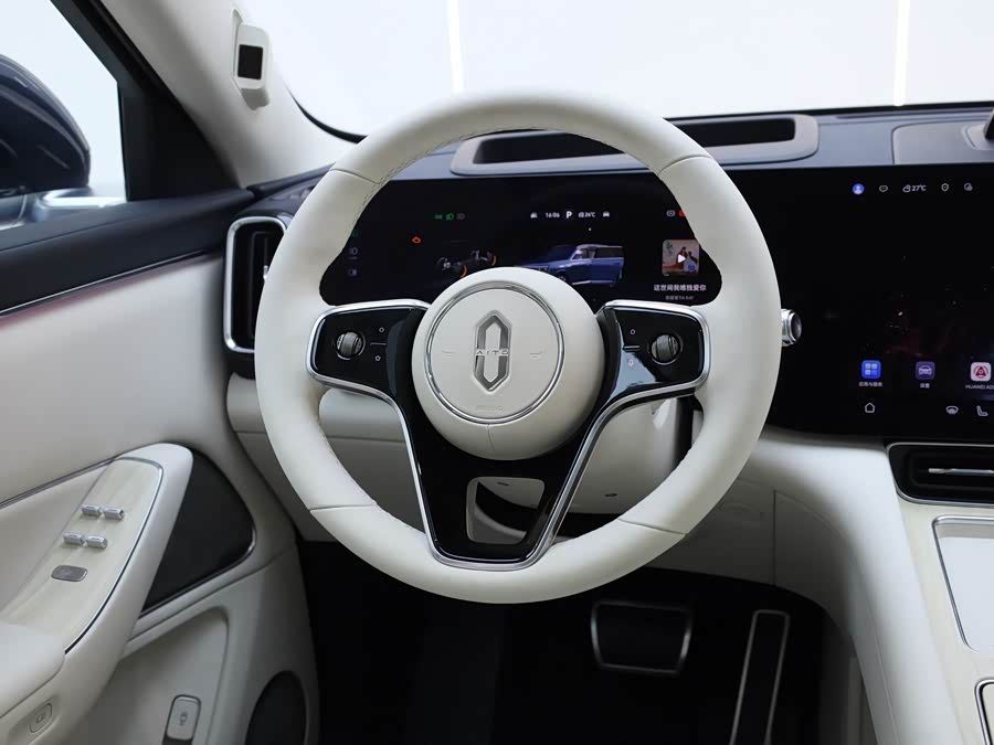 2025 car image #32