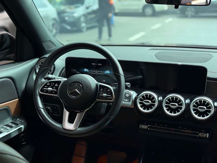 Mercedes-Benz GLB Class 2025 car image #32