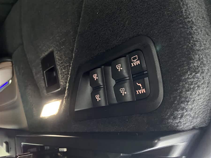 BMW X7 2021 car image #32