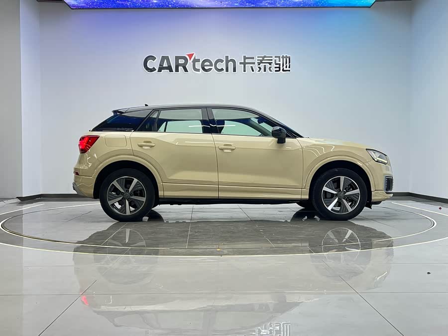 Audi Q2L e-tron 2021 immagine di auto #32