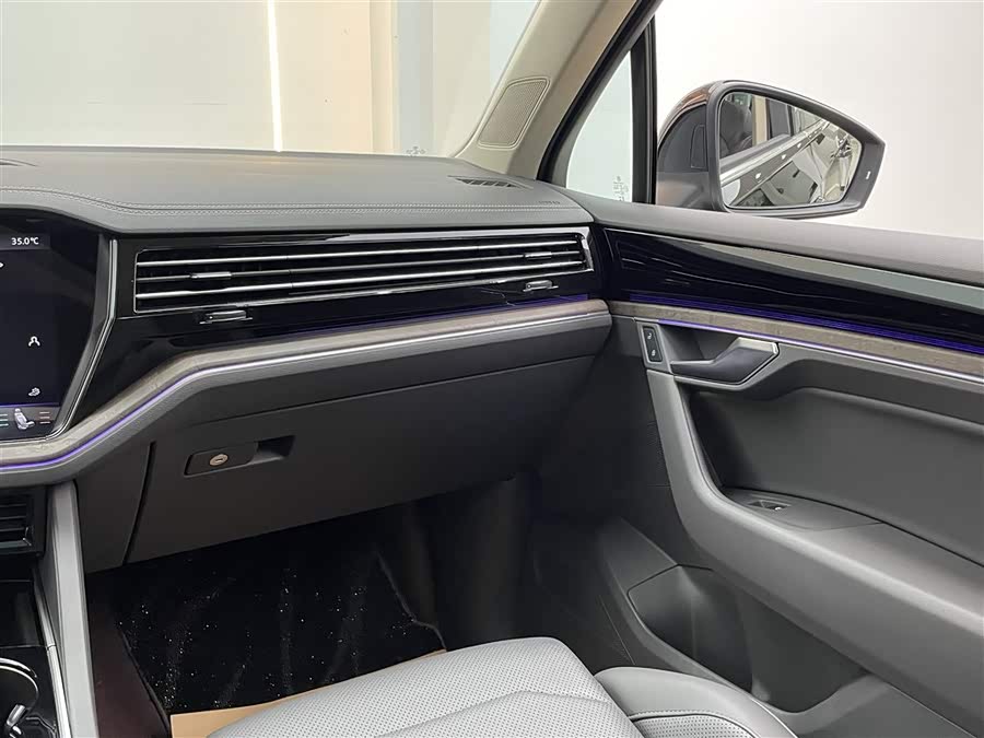 Volkswagen Touareg 2024 car image #32