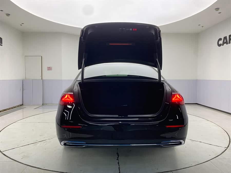 Mercedes-Benz E Class 2024 car image #32
