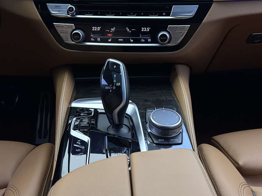 BMW 6 Series GT 2022 immagine di auto #32