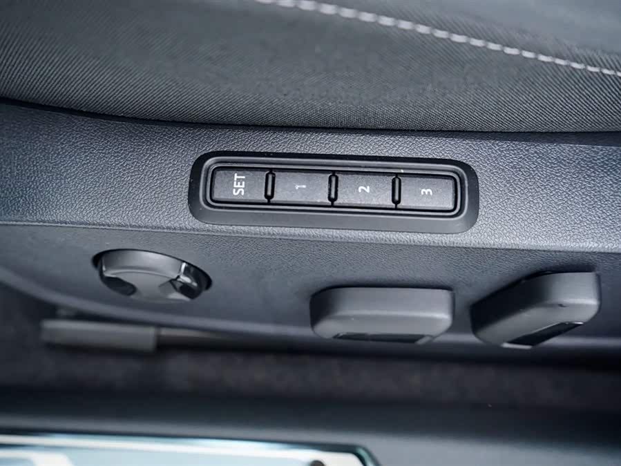 Volkswagen Golf 2022 car image #32