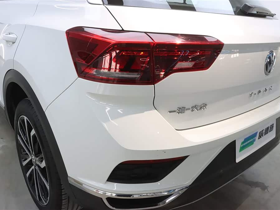 Volkswagen T-Roc 2020 car image #32