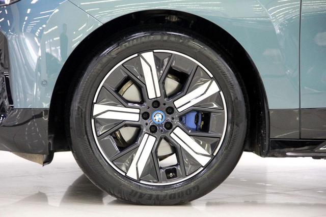 BMW iX 2023 car image #32