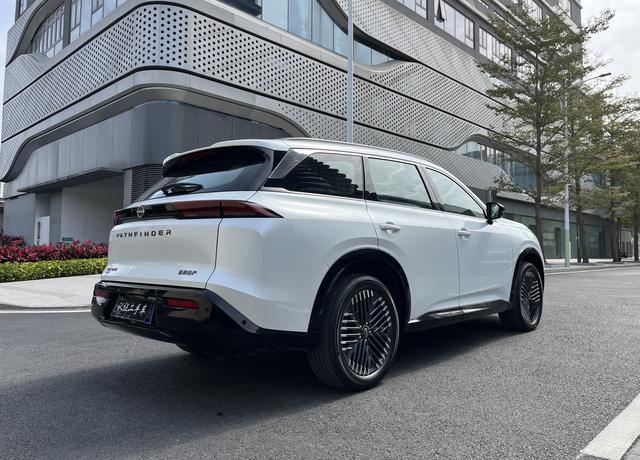 Nissan Pathfinder 2024 car image #32