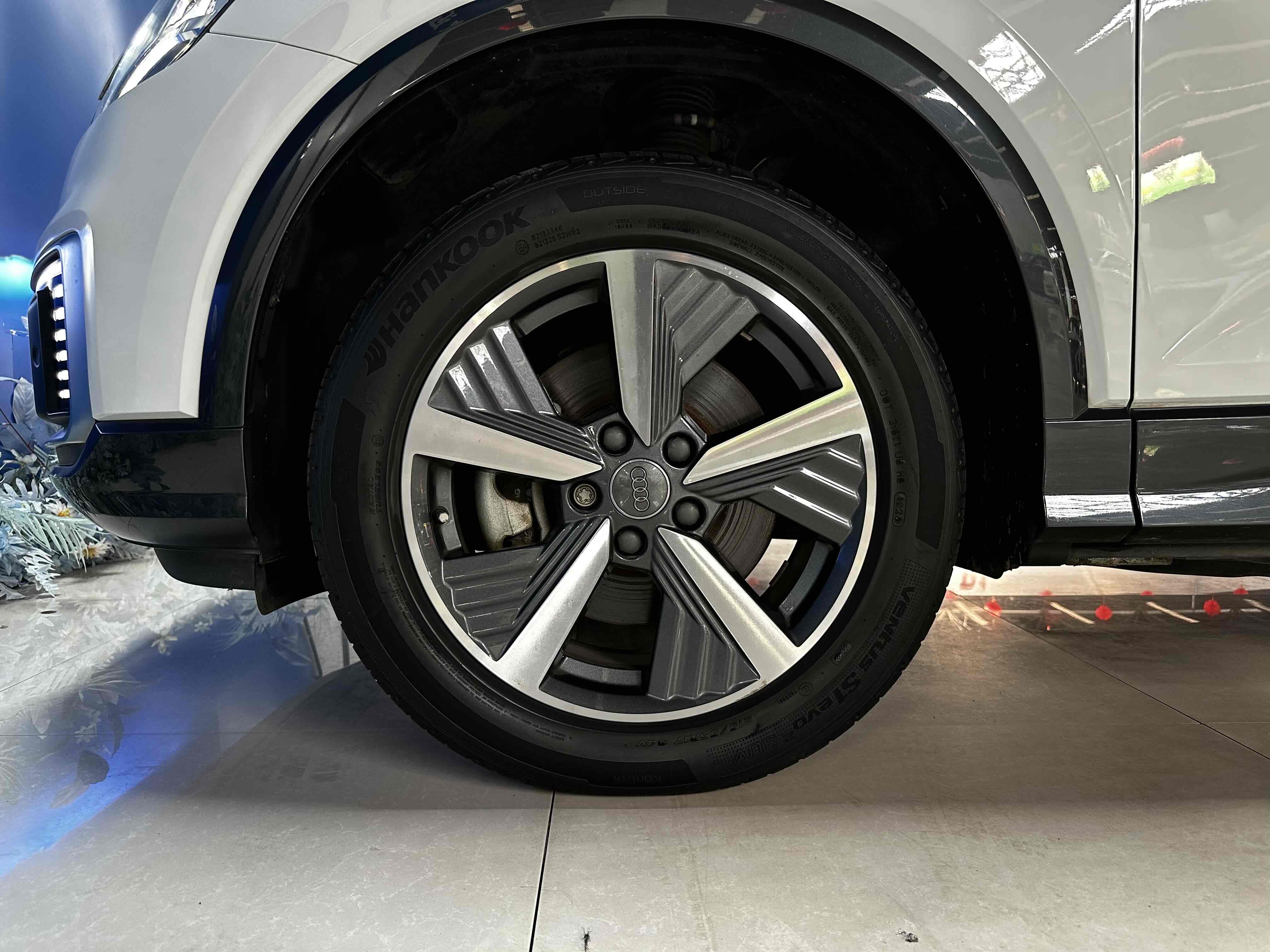 Audi Q2L e-tron 2021 car image #32