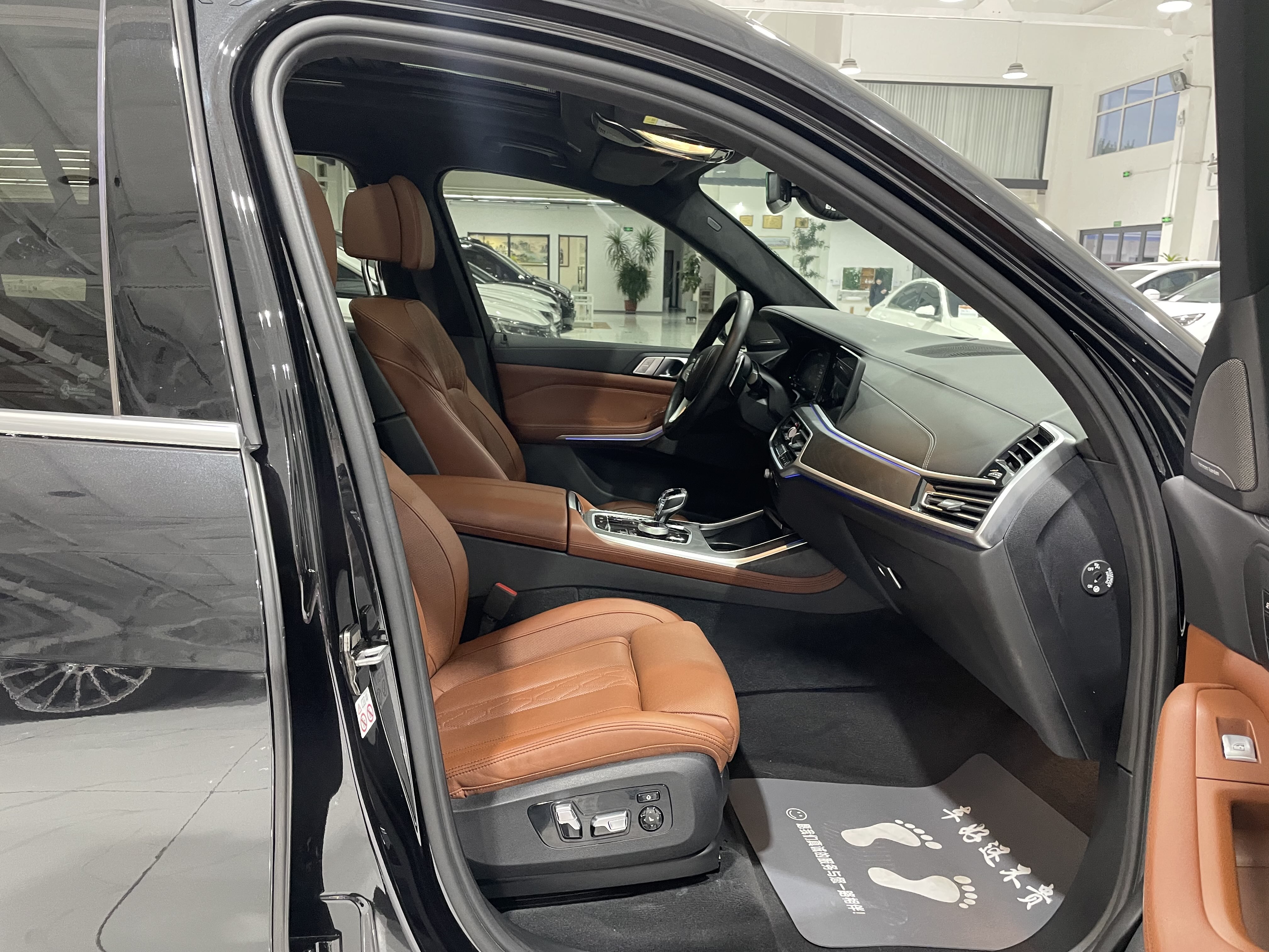 BMW X7 M60i 2021 car image #32