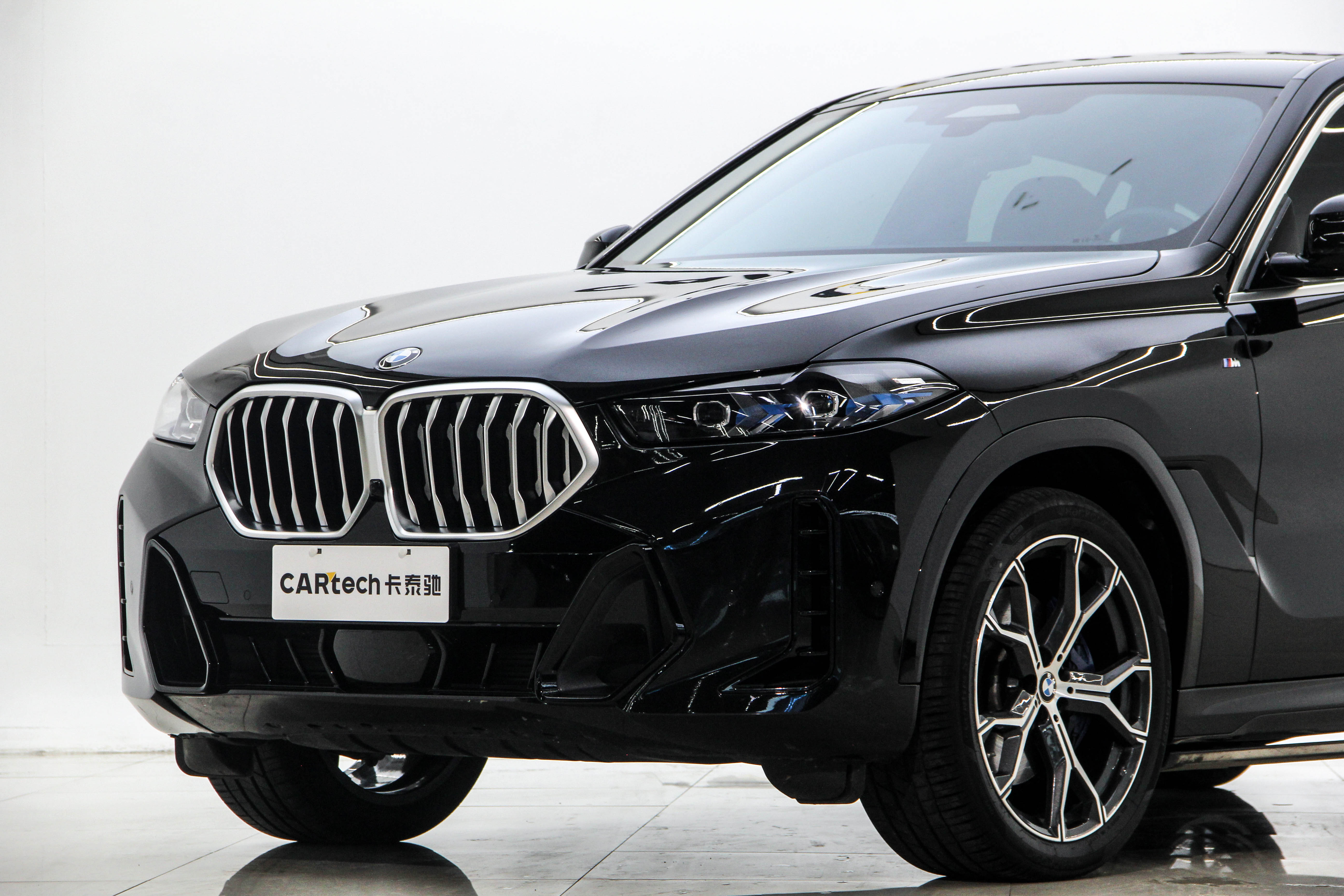 BMW X6 2025 car image #32