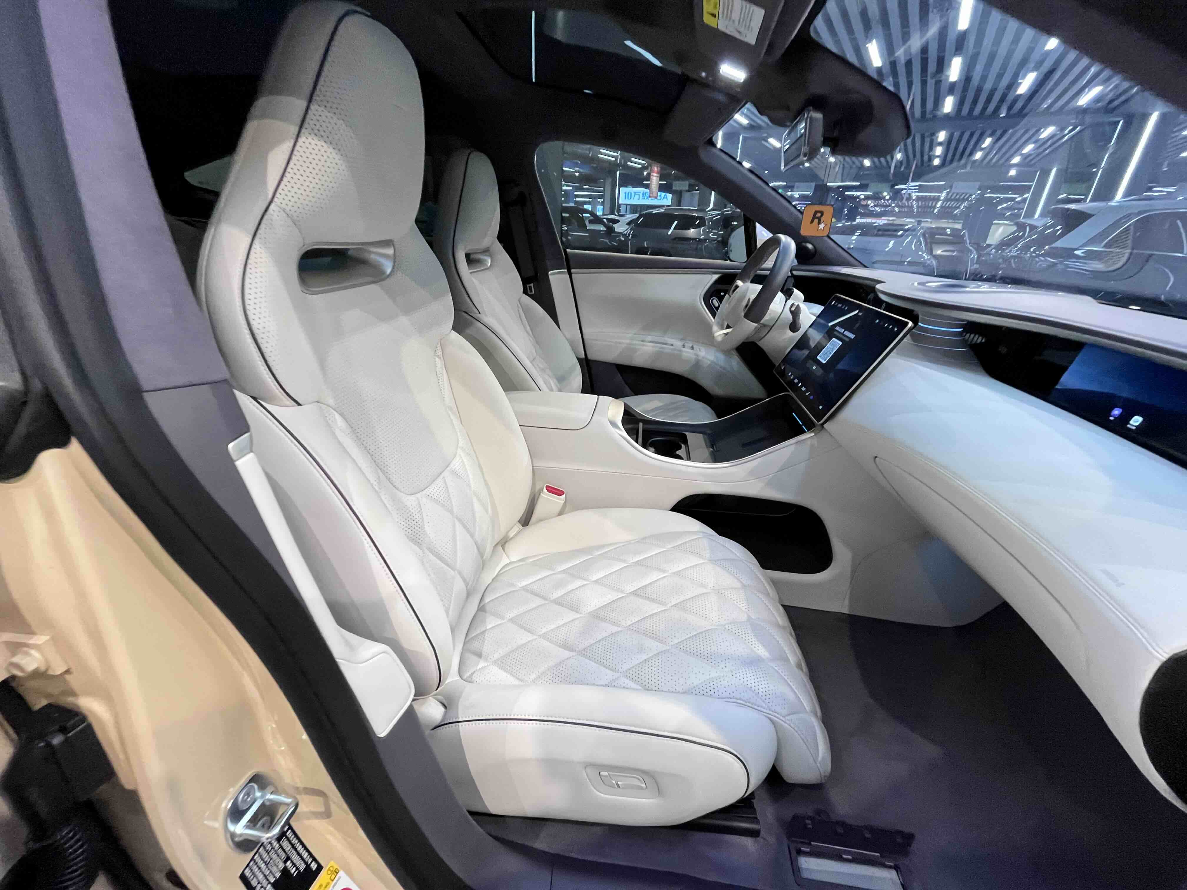 Avatr 11 2024 car image #32
