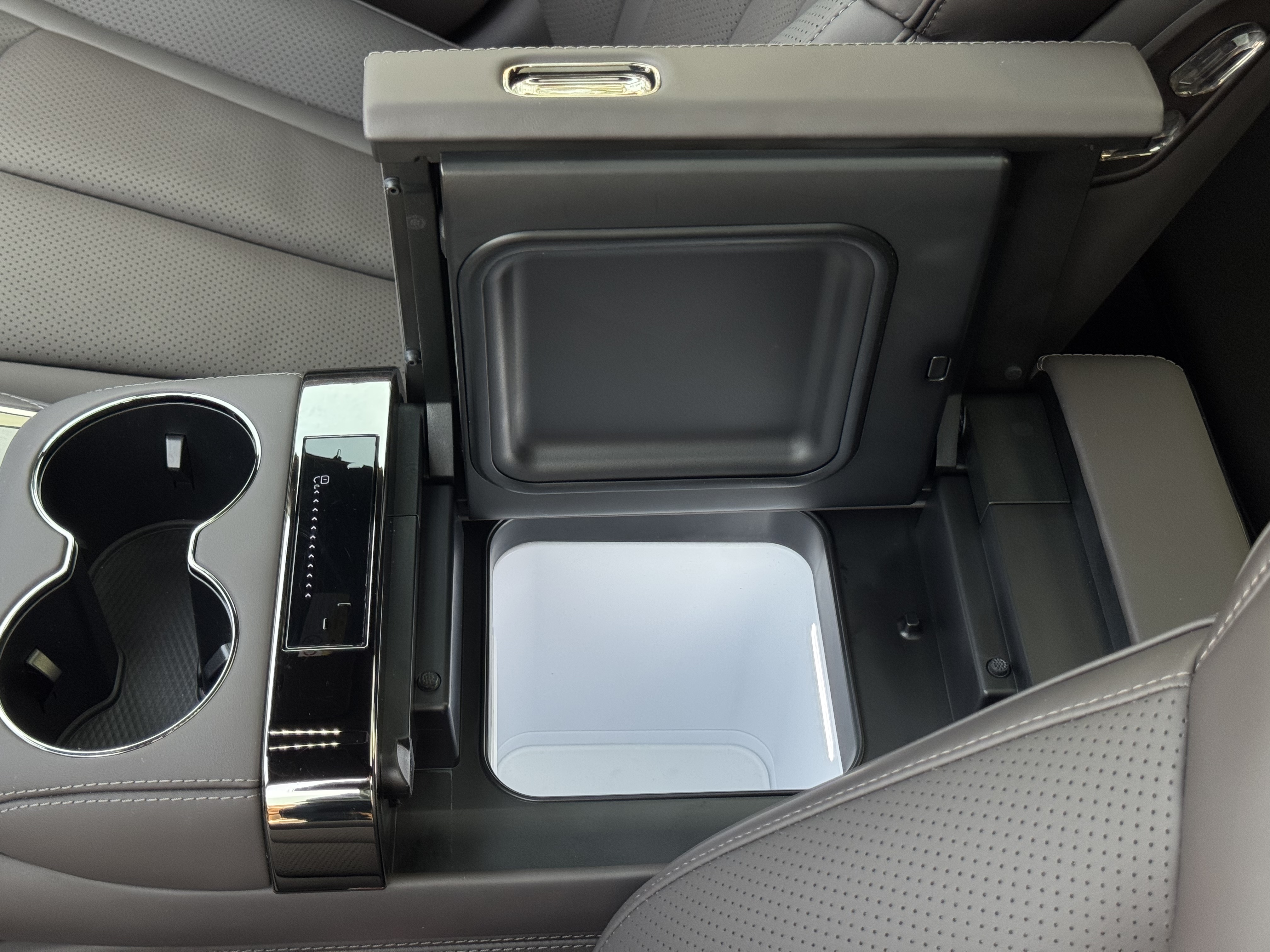 Denza Z9 2025 car image #32