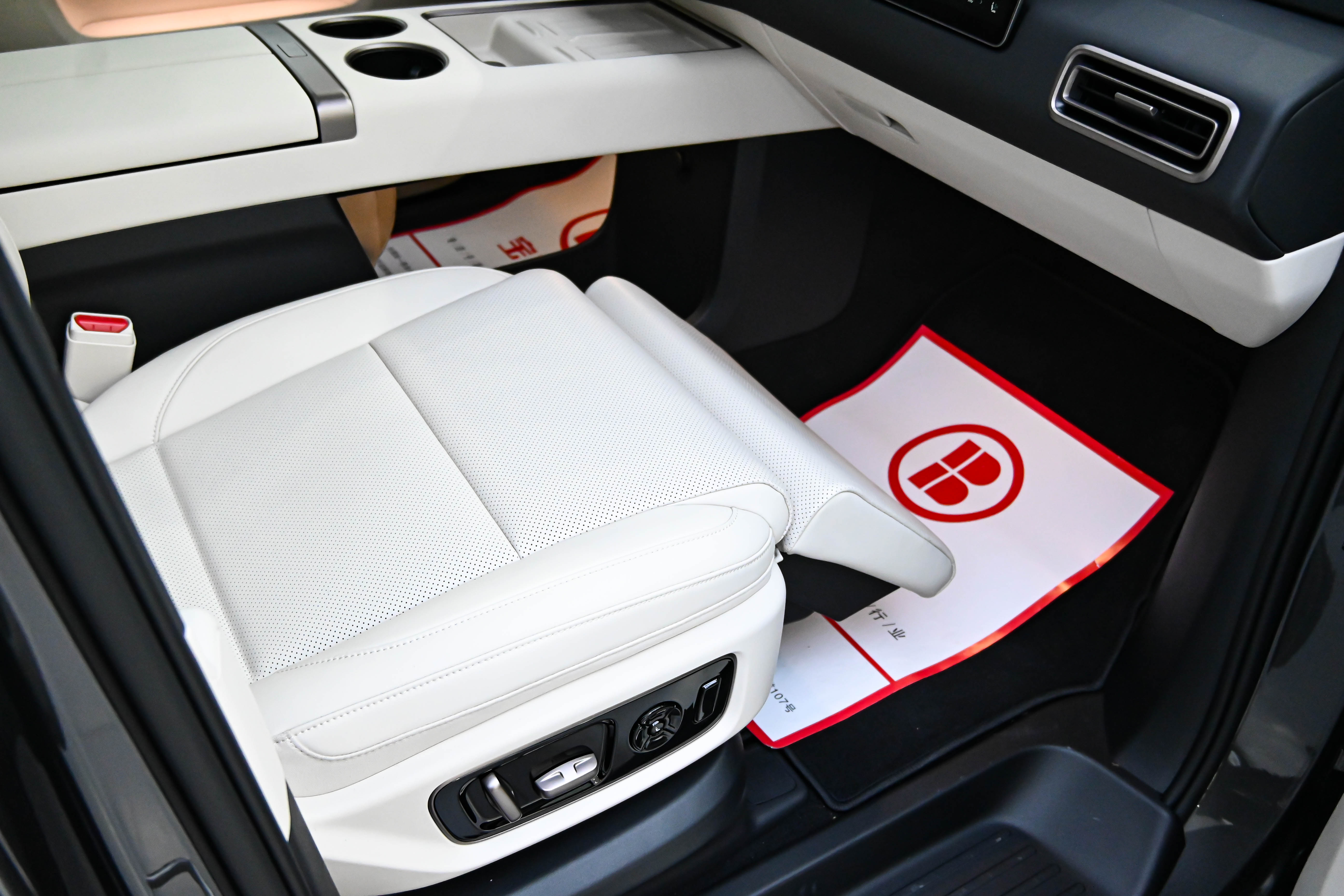 理想汽车 理想MEGA 2025 汽车图片 #32