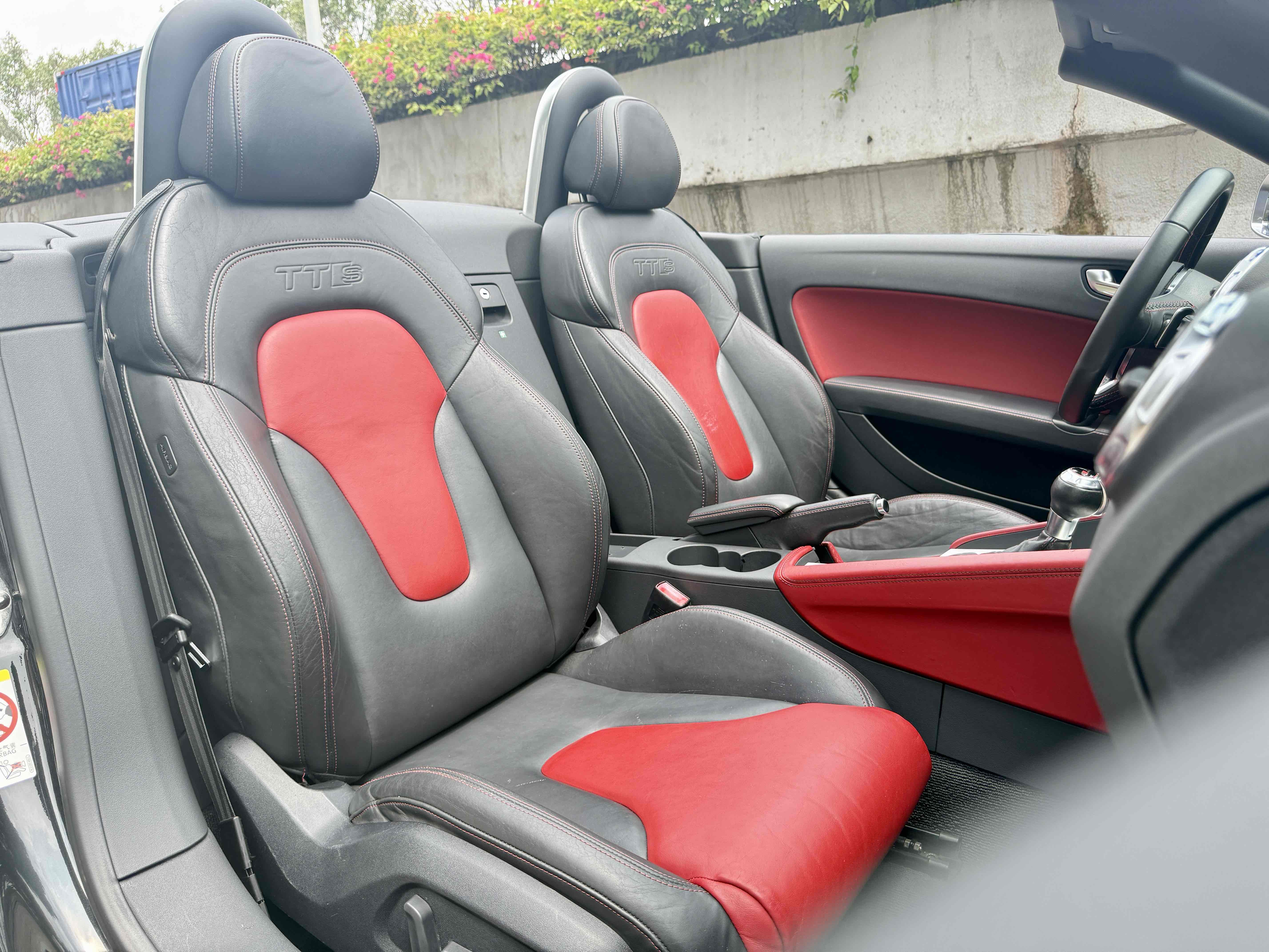 Audi TTS 2011 car image #32