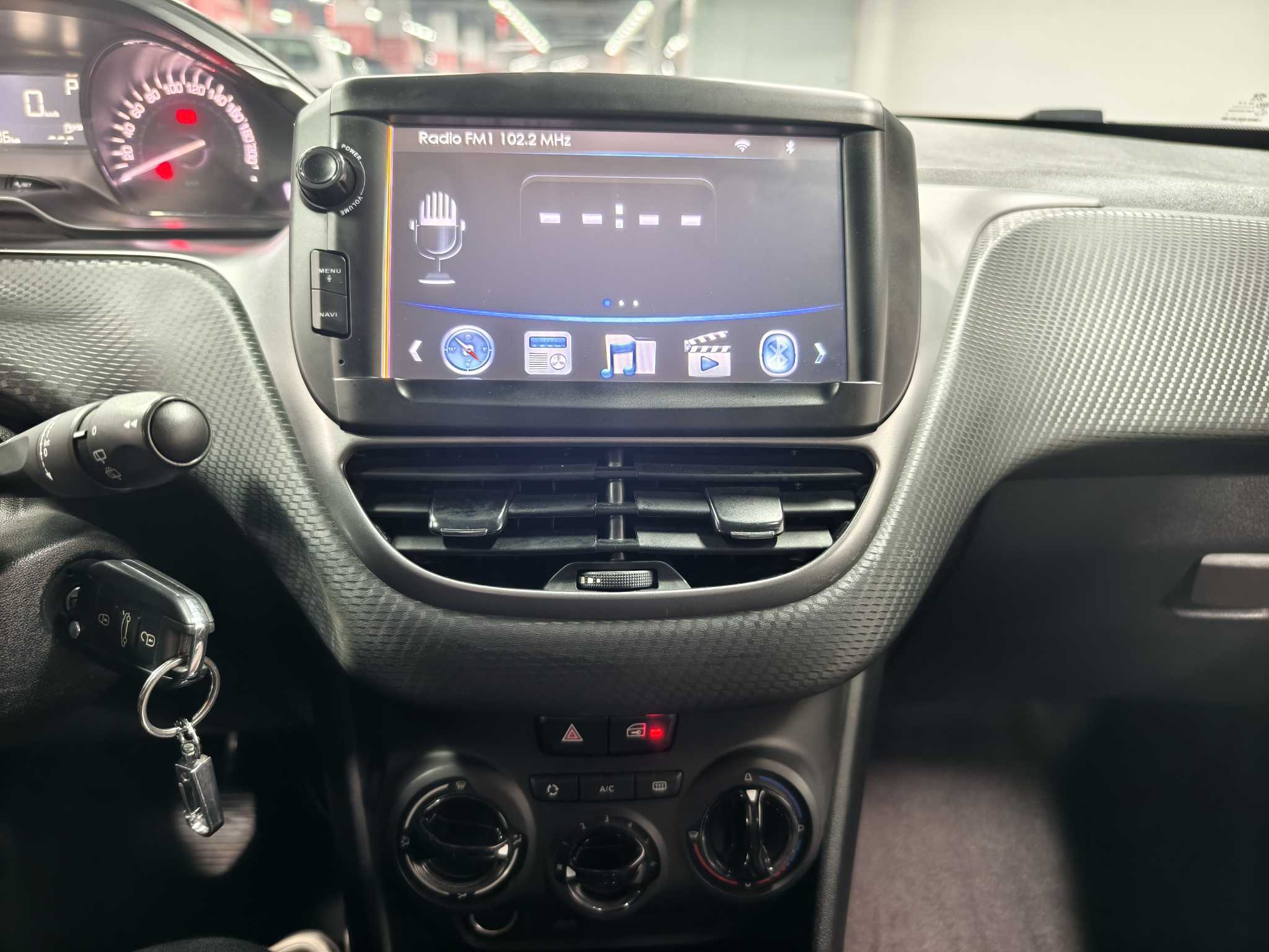 Peugeot 2008 2015 car image #32