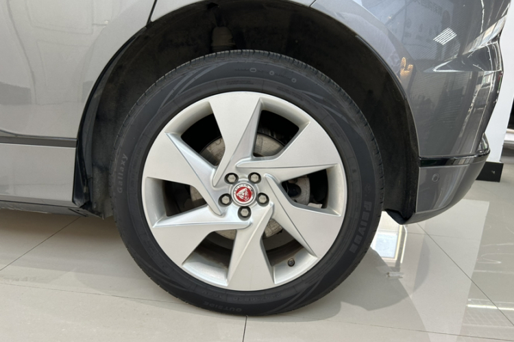 2019 car image #32