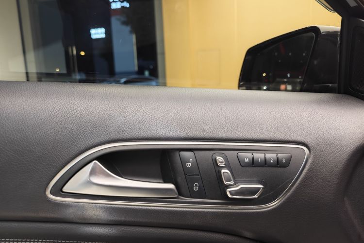 Mercedes-Benz GLA Class 2018 immagine di auto #32