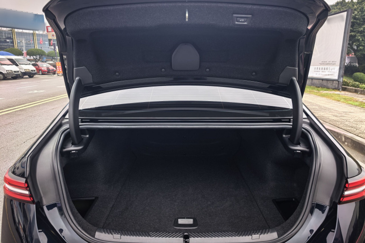 BMW i5 2024 car image #32