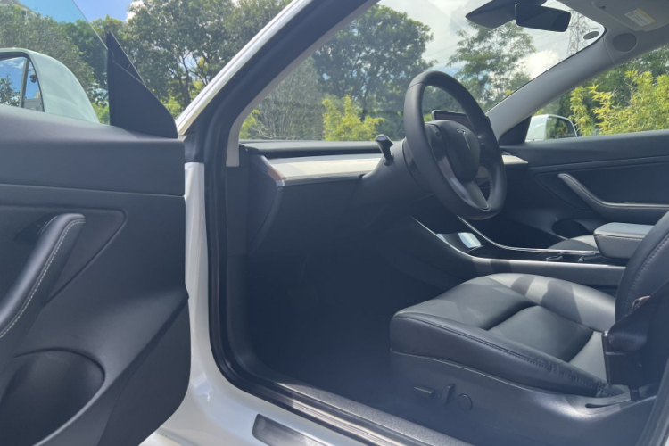 Tesla Model 3 2020 car image #32
