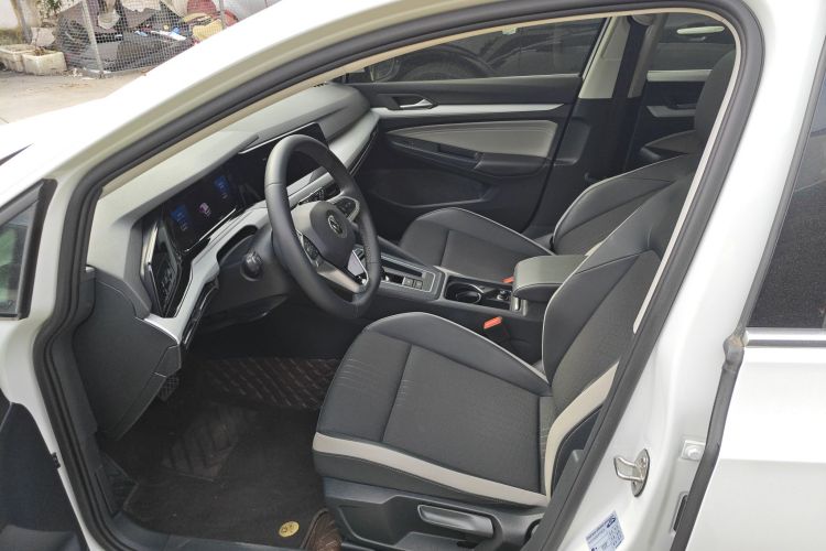 Volkswagen Golf 2023 car image #32