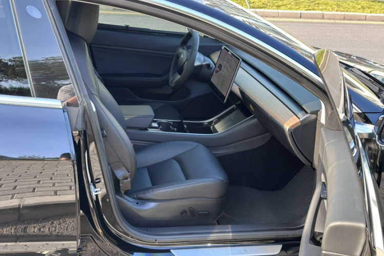 Tesla Model 3 2020 car image #32