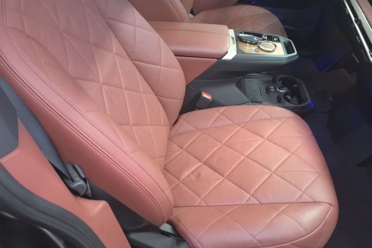 BMW iX 2024 car image #32