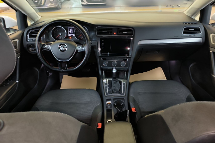 Volkswagen Golf 2020 car image #10