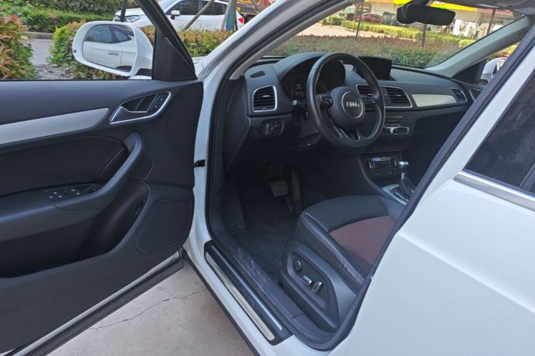 Audi Q3 2019 car image #16
