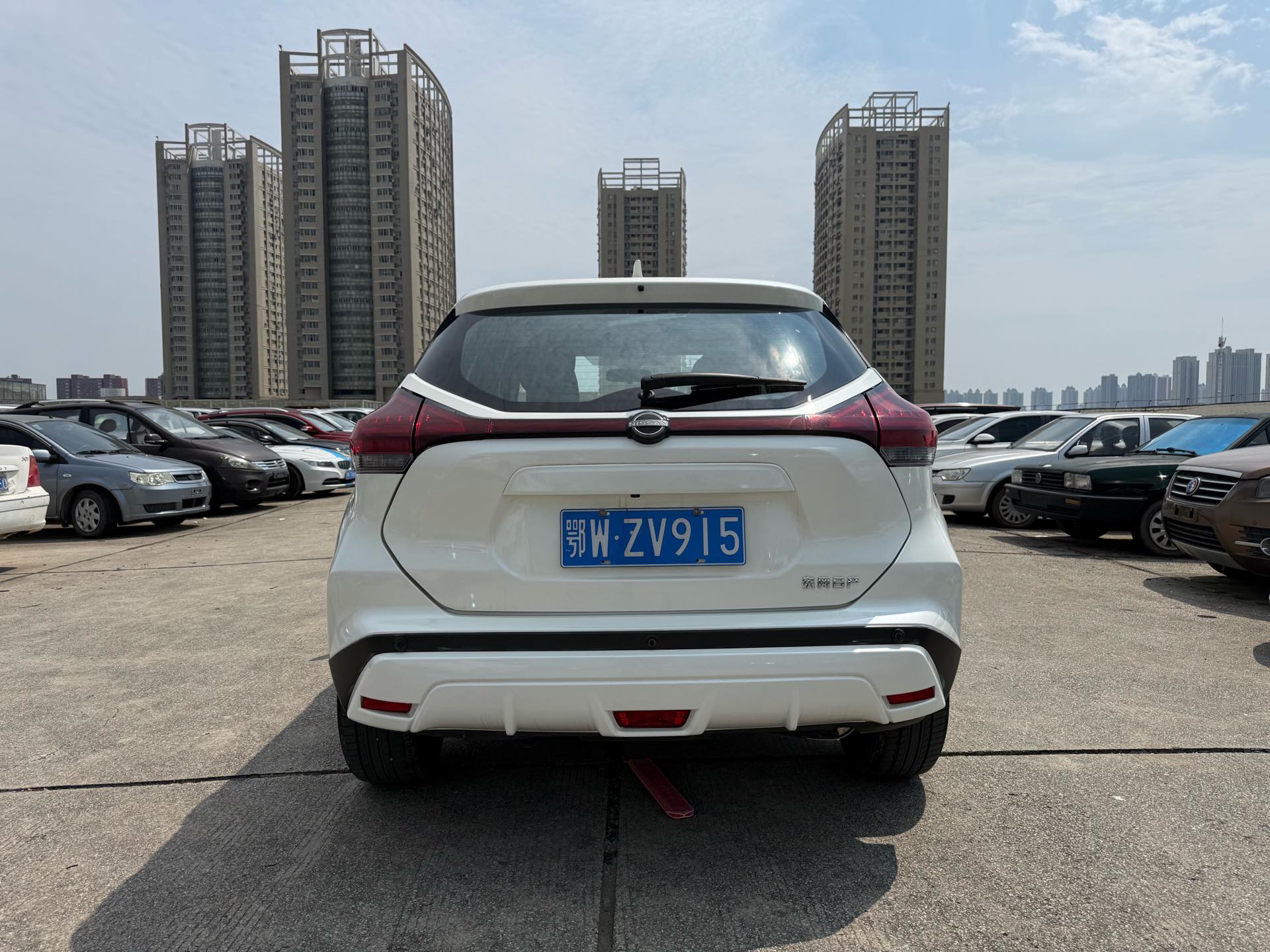Nissan Kicks 2023 car image #8