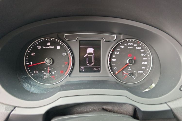Audi Q3 2018 car image #13