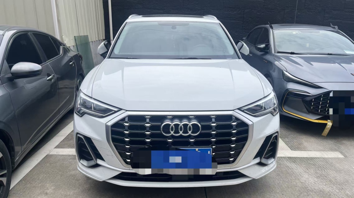 Audi Q3 2023 immagine di auto 