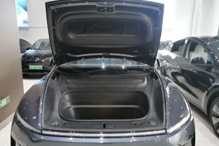 Tesla Model Y 2025 #20 Tesla Model Y 2025 car image #20