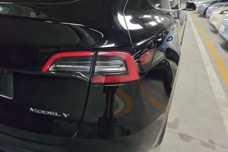 Tesla Model Y 2023 car image #8
