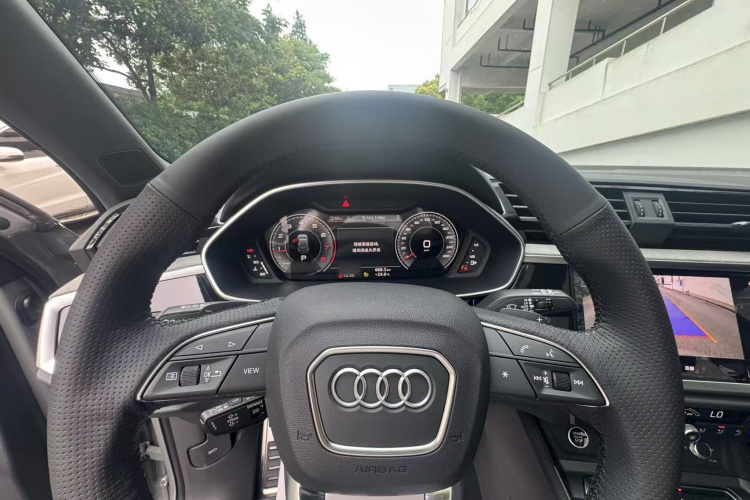 Audi Q3 2024 car image #12
