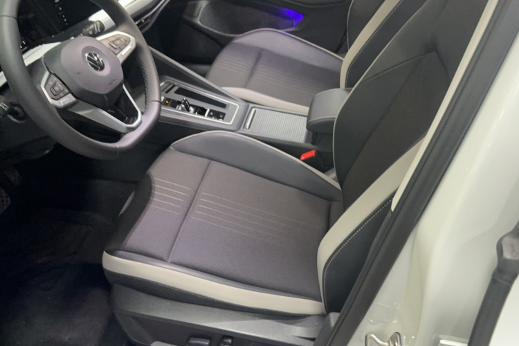 Volkswagen Golf 2023 car image #18
